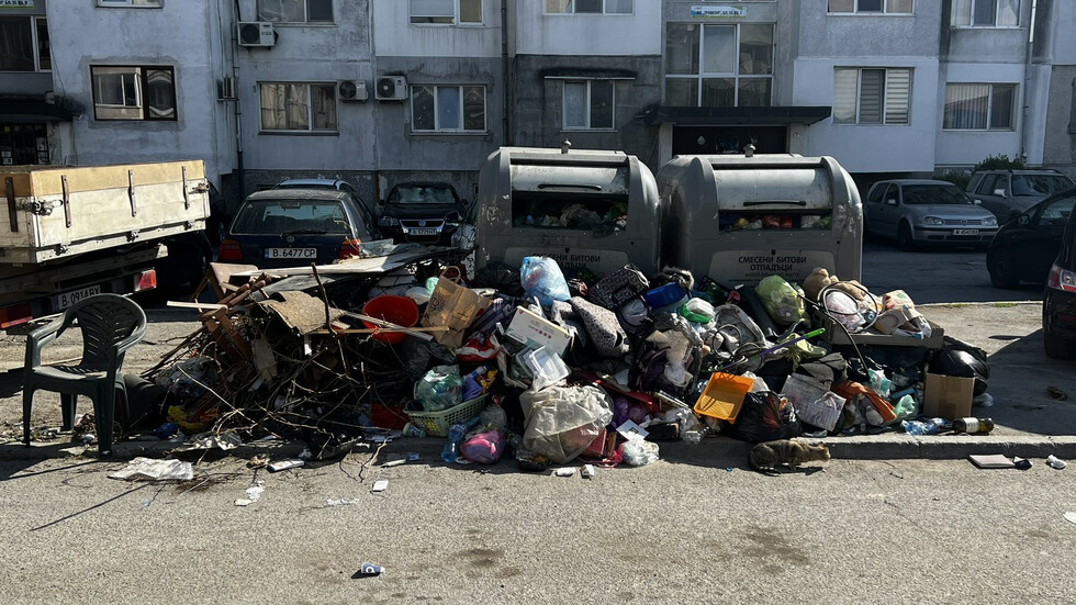 Боклуци на метри от кметство