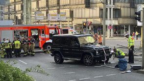 Ранени в критично състояние, след като автомобил се вряза в пешеходци в Щутгарт