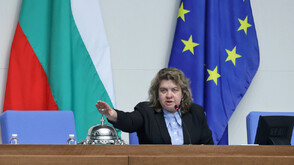 Киселова решава ще насрочи ли за разглеждане и гласуване в НС предложението за референдум на Радев