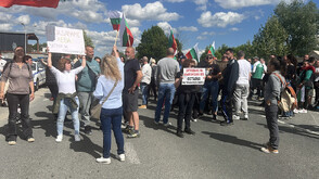 „Искаме си лева”: Протестиращи затвориха възлови кръстовища в страната (СНИМКИ)